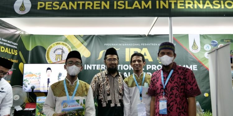 In Picture: Pengunjung Stan Pesantren Al-Andalus di Muslim Life Fair 2022
