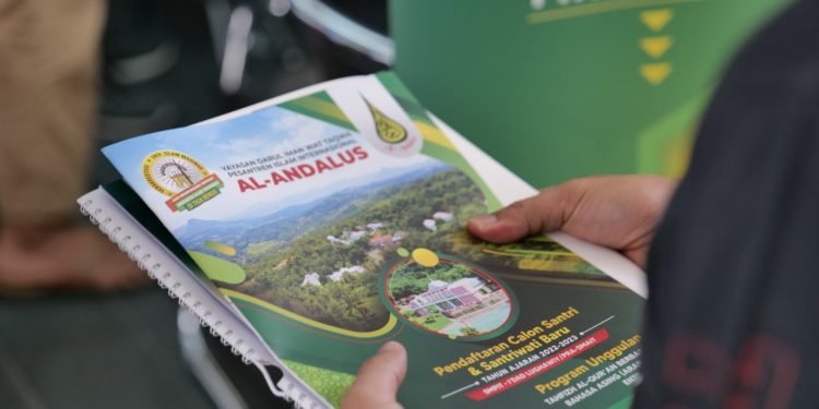 In Picture: Pengunjung Stan Pesantren Al-Andalus di Muslim Life Fair 2022