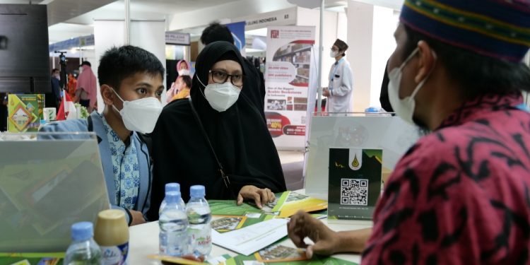 In Picture: Pengunjung Stan Pesantren Al-Andalus di Muslim Life Fair 2022