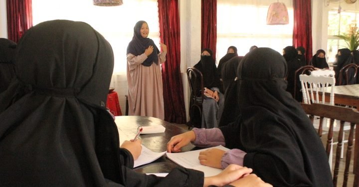 Santriwati Peserta Ekstrakurikuler Entrepreneurship Kunjungi Ummi Bakery