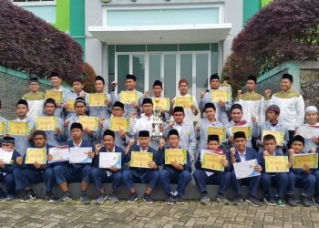 Lima Santri Raih Medali Emas Bahasa Inggris di Dua Kompetisi Berbeda