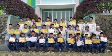 Lima Santri Raih Medali Emas Bahasa Inggris di Dua Kompetisi Berbeda