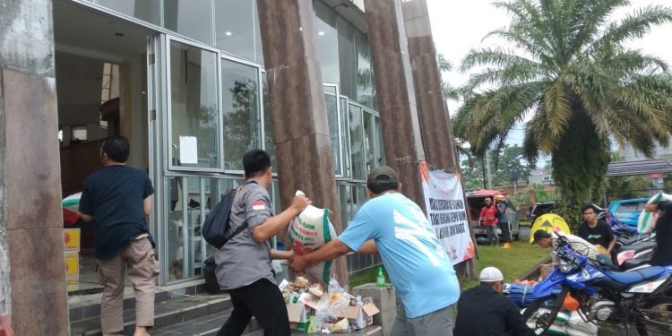 In Picture: Proses Penyaluran Bantuan Bagi Penyintas Gempa Cianjur