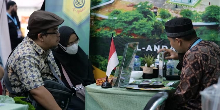 Antusiasme Pengunjung Booth Pesantren Al-Andalus di MLF Bandung