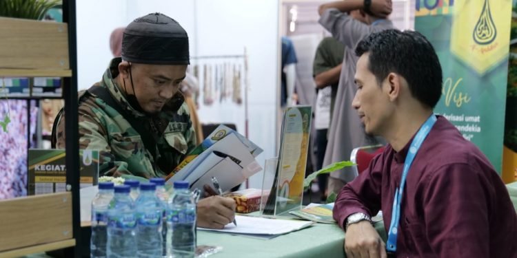 Antusiasme Pengunjung Booth Pesantren Al-Andalus di MLF Bandung