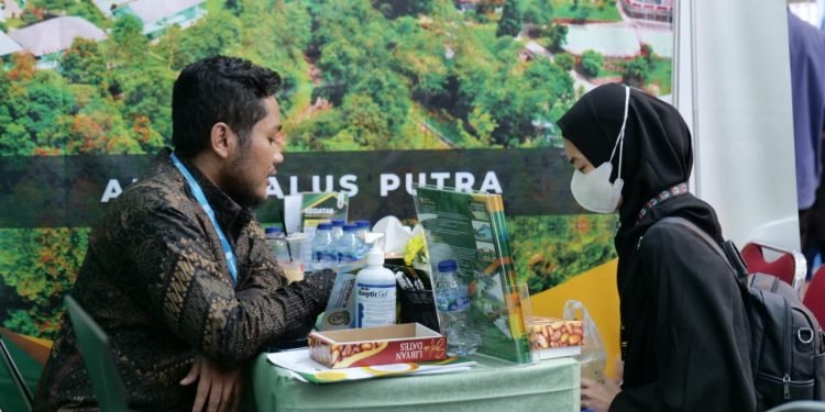 Antusiasme Pengunjung Booth Pesantren Al-Andalus di MLF Bandung