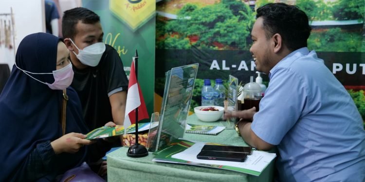 Antusiasme Pengunjung Booth Pesantren Al-Andalus di MLF Bandung