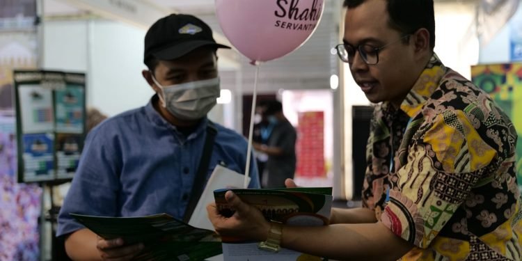 Antusiasme Pengunjung Booth Pesantren Al-Andalus di MLF Bandung