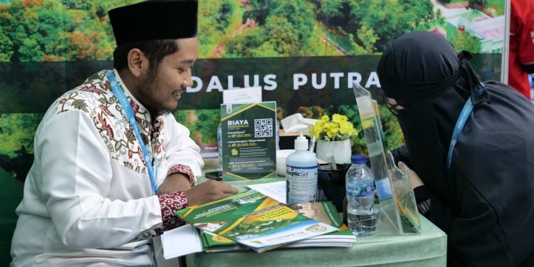 Antusiasme Pengunjung Booth Pesantren Al-Andalus di MLF Bandung