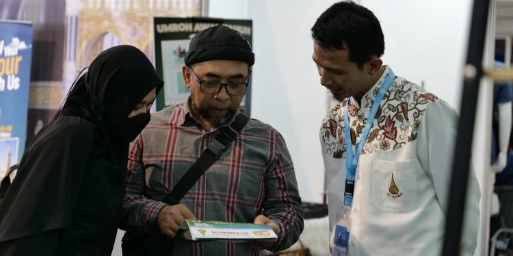 Antusiasme Pengunjung Booth Pesantren Al-Andalus di MLF Bandung