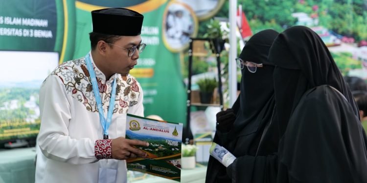 Antusiasme Pengunjung Booth Pesantren Al-Andalus di MLF Bandung
