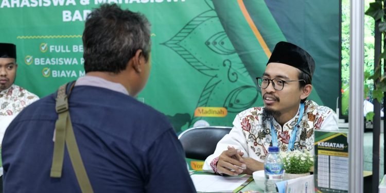 Antusiasme Pengunjung Booth Pesantren Al-Andalus di MLF Bandung