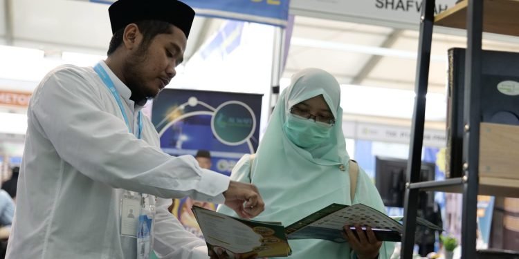 Antusiasme Pengunjung Booth Pesantren Al-Andalus di MLF Bandung