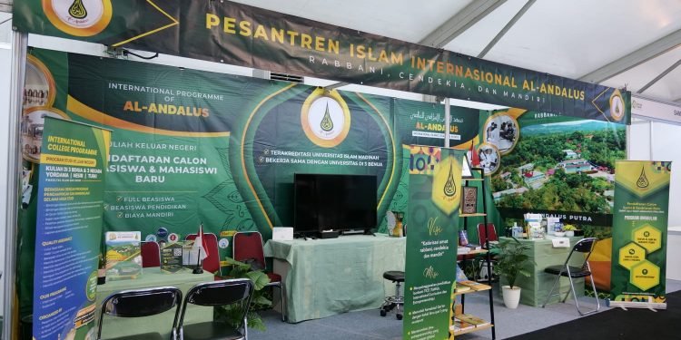 Antusiasme Pengunjung Booth Pesantren Al-Andalus di MLF Bandung
