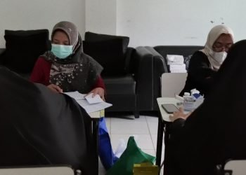 Santriwati tengah menjalani pemeriksaan kesehatan yang dilakukan petugas Puskesmas Balekambang, Jonggol, Sabtu (11/3/2023)