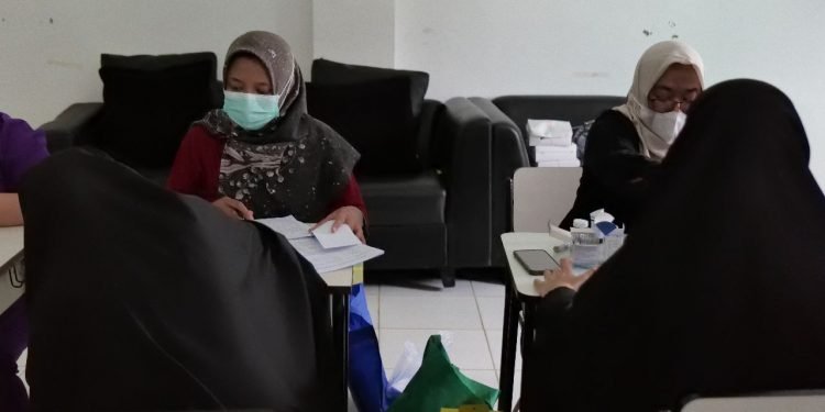 Santriwati tengah menjalani pemeriksaan kesehatan yang dilakukan petugas Puskesmas Balekambang, Jonggol, Sabtu (11/3/2023)