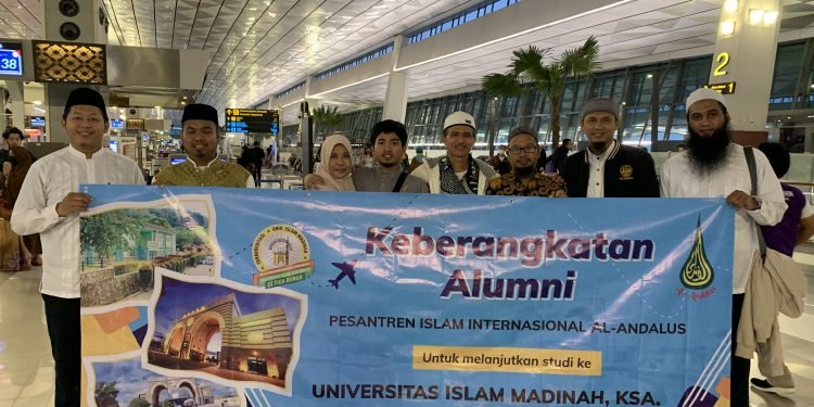 Perwakilan Pesantren Antar Keberangkatan Alumni Al-Andalus ke UIM