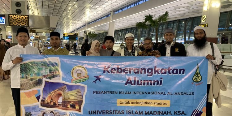 Perwakilan Pesantren Antar Keberangkatan Alumni Al-Andalus ke UIM