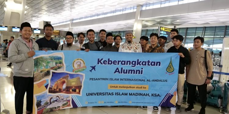 Perwakilan Pesantren Antar Keberangkatan Alumni Al-Andalus ke UIM