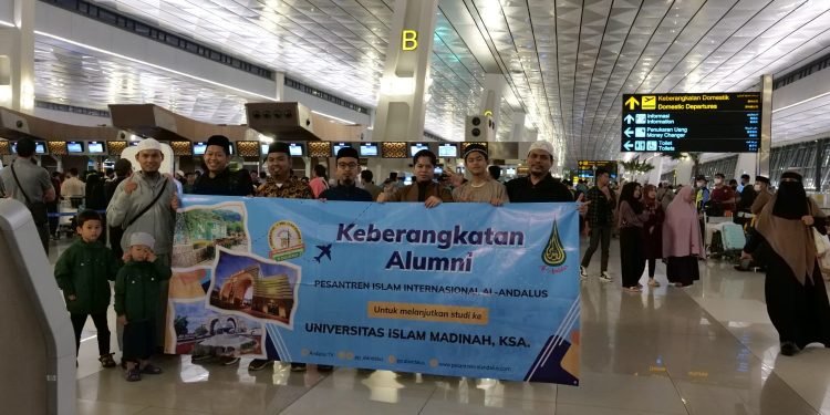 Perwakilan Pesantren Antar Keberangkatan Alumni Al-Andalus ke UIM