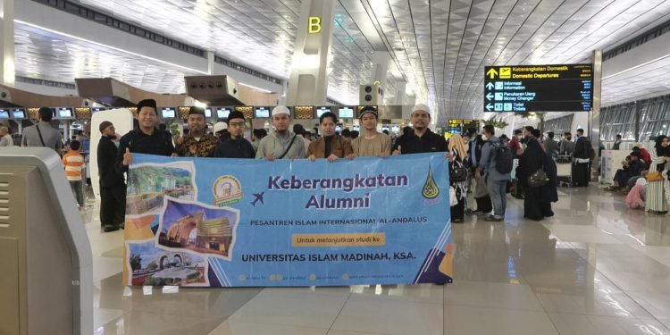 Perwakilan Pesantren Antar Keberangkatan Alumni Al-Andalus ke UIM