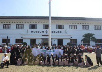 Kembangkan Wawasan, Santriwati Al-Andalus Study Tour ke Museum Geologi