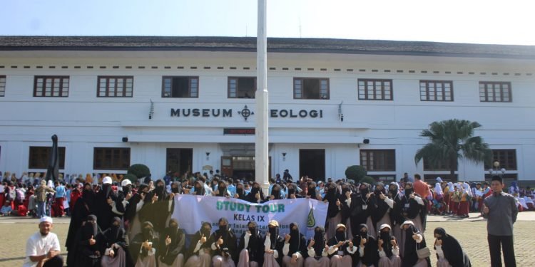 Kembangkan Wawasan, Santriwati Al-Andalus Study Tour ke Museum Geologi