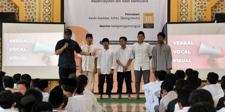 Tingkatkan Kepercayaan Diri Santri, Al-Andalus Gelar Pelatihan Public Speaking