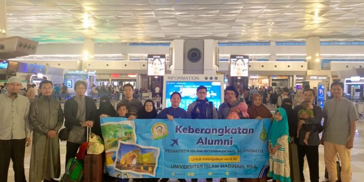 Al-Andalus Lepas Keberangkatan Tiga Alumni Kuliah di Madinah