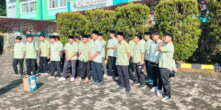 Berbekal Rp 2.000, Santri Al-Andalus Jalani Ujian Kewirausahaan di Lapangan
