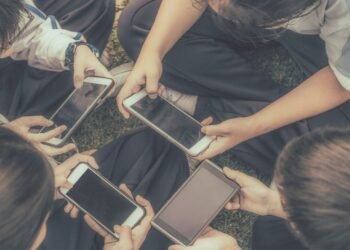 Ketika Anak Tumbuh dalam Dunia 15 Detik: Mengapa Pesantren Kembali Menjadi Jawaban