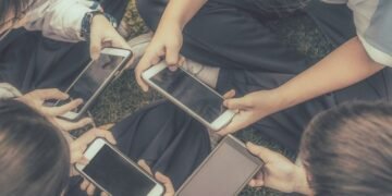 Ketika Anak Tumbuh dalam Dunia 15 Detik: Mengapa Pesantren Kembali Menjadi Jawaban