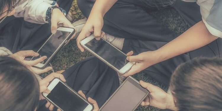 Ketika Anak Tumbuh dalam Dunia 15 Detik: Mengapa Pesantren Kembali Menjadi Jawaban