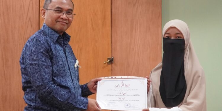 Alumni Al-Andalus Putri Ini Raih Penghargaan dari SEMA FBA Al-Azhar Kairo
