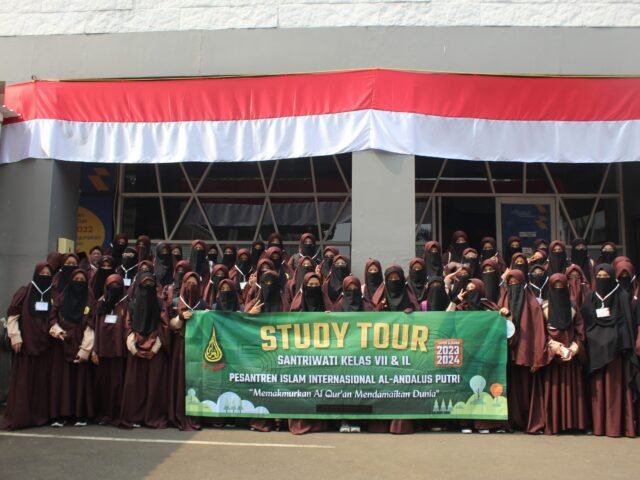 Study tour kelas VII dan I'dad Lughowi santriwati Pesantren Islam Internasional Al-Andalus ke Museum Bayt Al-Qur'an, Rabu (16/8/2023)